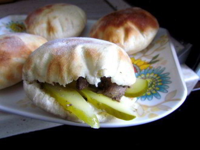 Рецепт питы с куриной печенью и сметанно-горчичным соусом