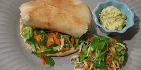 Пита с овощами и хумусом