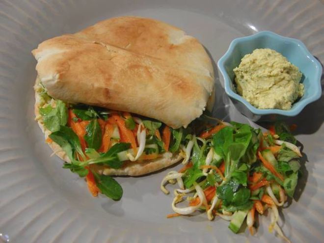 Рецепт питы с овощами и хумусом