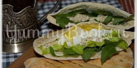 Пита с салатом из рукколы и горбуши