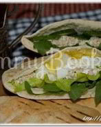 Пита с салатом из рукколы и горбуши