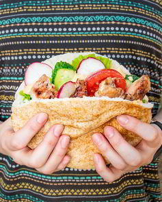 Пита со свежими овощами и курицей на углях