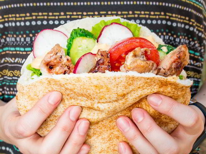 Рецепт питы со свежими овощами и курицей на углях