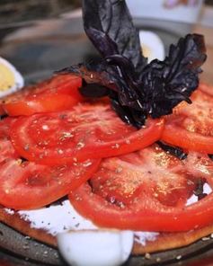 Сладкая лепешка с базиликом, фетаксой и томатами