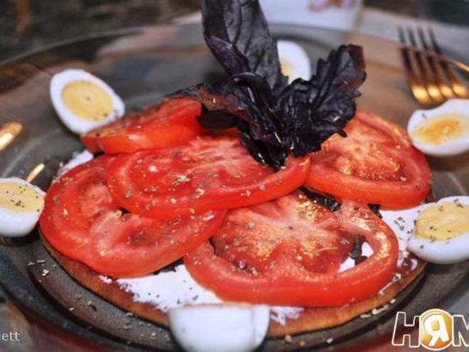 Рецепт сладкой лепешки с базиликом, фетаксой и томатами