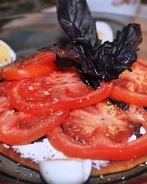 Сладкая лепешка с базиликом, фетаксой и томатами