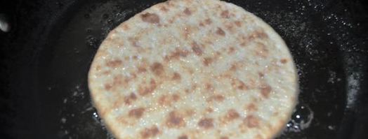 сладкая лепешка с базиликом, фетаксой и томатами. Шаг 2