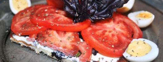 сладкая лепешка с базиликом, фетаксой и томатами. Шаг 7