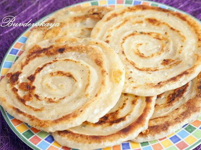Рецепт спиралевидных лепешек с творогом и сыром