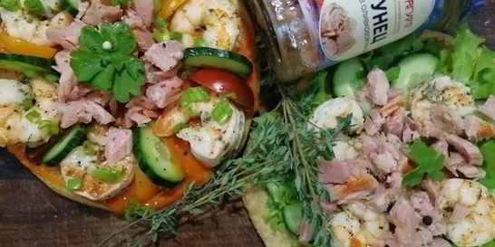Цельнозерновая лепешка с тунцом, креветками и перечным соусом
