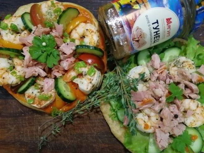 Рецепт цельнозерновой лепешки с тунцом, креветками и перечным соусом