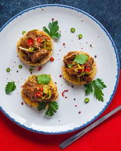 Тушеная курица с хрустящими рисовыми лепешками