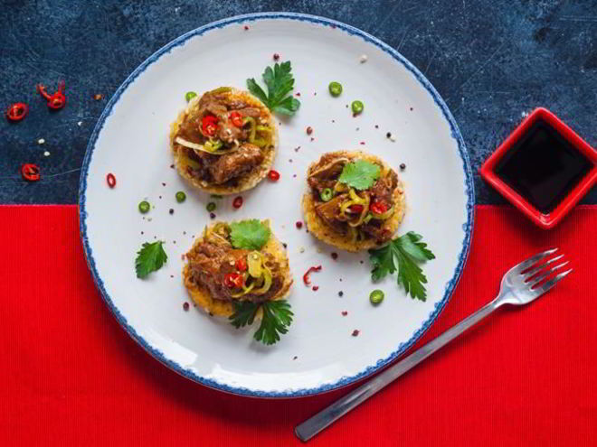 Рецепт тушеной курицы с хрустящими рисовыми лепешками