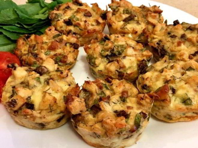 Рецепт куриных маффинов с грибами и копченым сыром