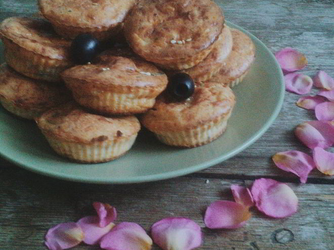 Рецепт луковых маффинов с сырной начинкой