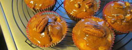 маффины с абрикосами, орехами пекан и коричной помадкой. Шаг 10