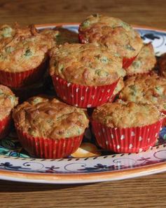 Маффины с карамелизированным луком, беконом и зеленым горошком