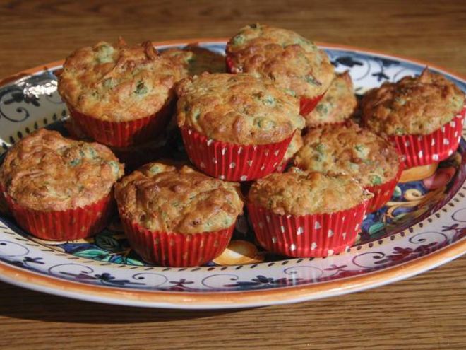 Рецепт маффинов с карамелизированным луком, беконом и зеленым горошком