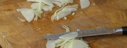 маффины с карамелизированным луком, беконом и зеленым горошком. Шаг 3