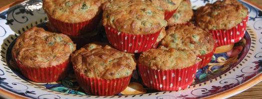 маффины с карамелизированным луком, беконом и зеленым горошком. Шаг 13