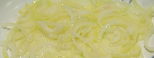 маффины с карамелизированным луком, беконом и зеленым горошком. Шаг 4