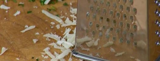 маффины с карамелизированным луком, беконом и зеленым горошком. Шаг 8