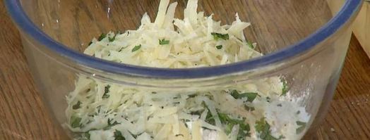 маффины с карамелизированным луком, беконом и зеленым горошком. Шаг 9