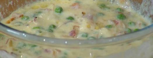 маффины с карамелизированным луком, беконом и зеленым горошком. Шаг 10