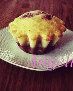 Маффины с малиной под соусом из маскарпоне