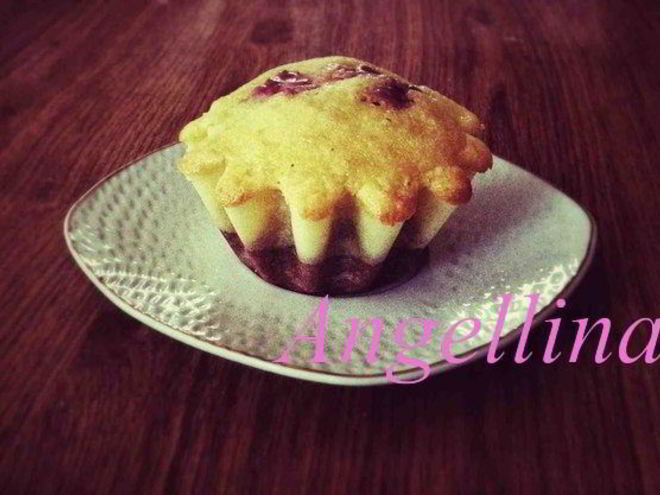 Рецепт маффинов с малиной под соусом из маскарпоне