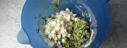 маффины со шпинатом и фета с пикантым дипом. Шаг 2