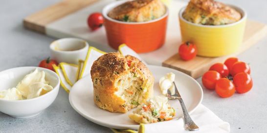 Пикантные маффины с копченым лососем