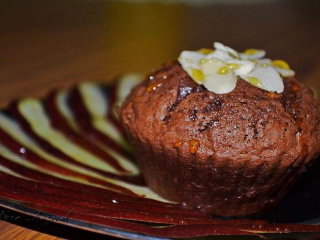 Рецепт шоколадных маффинов с грецкими орехами и карпаччо из красной груши