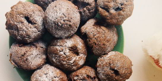 Шоколадные маффины с клубникой