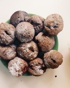 Шоколадные маффины с клубникой