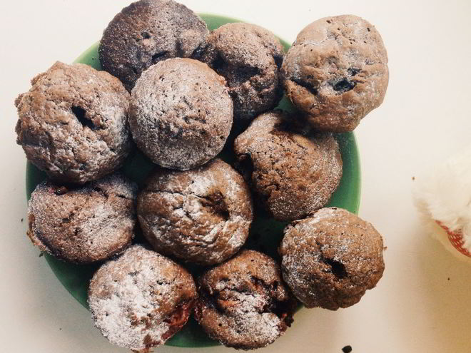 Рецепт шоколадных маффинов с клубникой