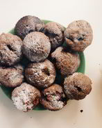 Шоколадные маффины с клубникой