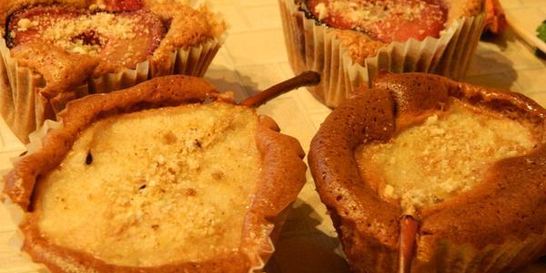 Шоколадные маффины с половинками груш и слив