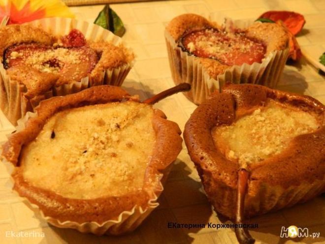 Рецепт шоколадных маффинов с половинками груш и слив