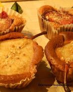 Шоколадные маффины с половинками груш и слив