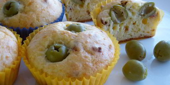 Сырные маффины с паприкой и оливками