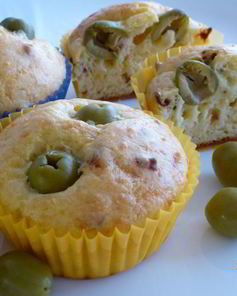 Сырные маффины с паприкой и оливками