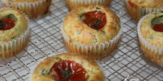 Сырные маффины с помидоркой черри