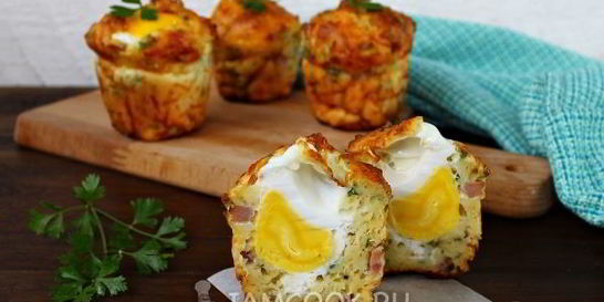 Сырные маффины с ветчиной и яйцом