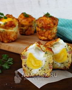 Сырные маффины с ветчиной и яйцом