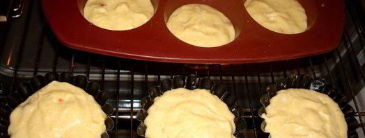 творожно-кукурузные маффины с бананами и клубникой. Шаг 4