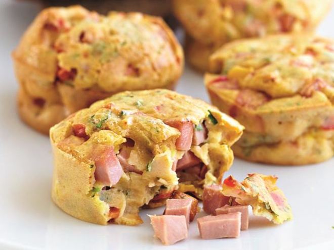 Рецепт яичных маффинов с колбасой и сладким перцем