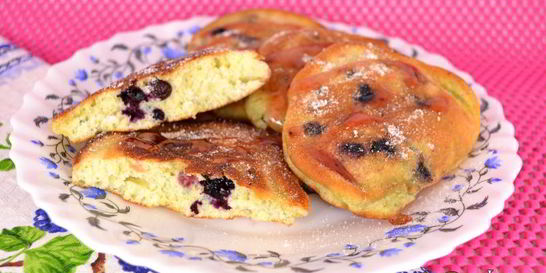 Бисквитные оладьи с черникой