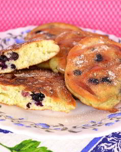 Бисквитные оладьи с черникой