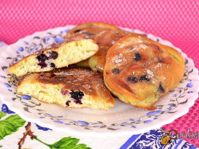 Рецепт бисквитных оладий с черникой